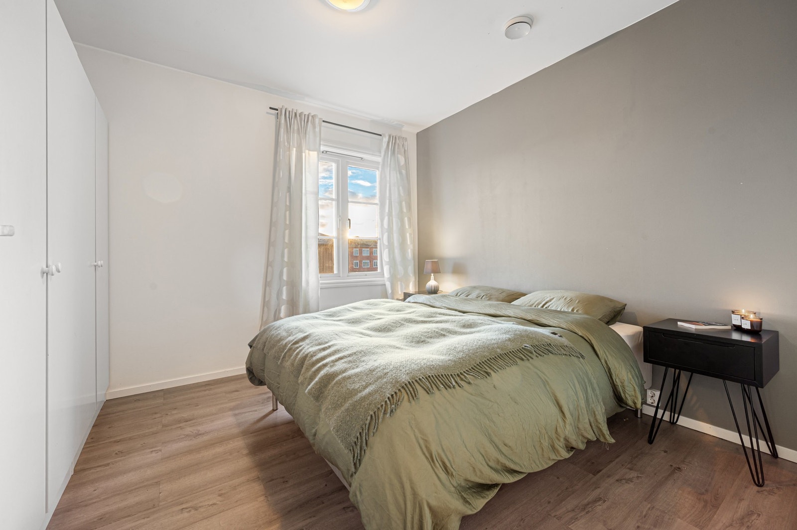 Meget romslig hovedsoverom med fleksibel plass for dobbeltseng og garderobeløsning. Galleribilde