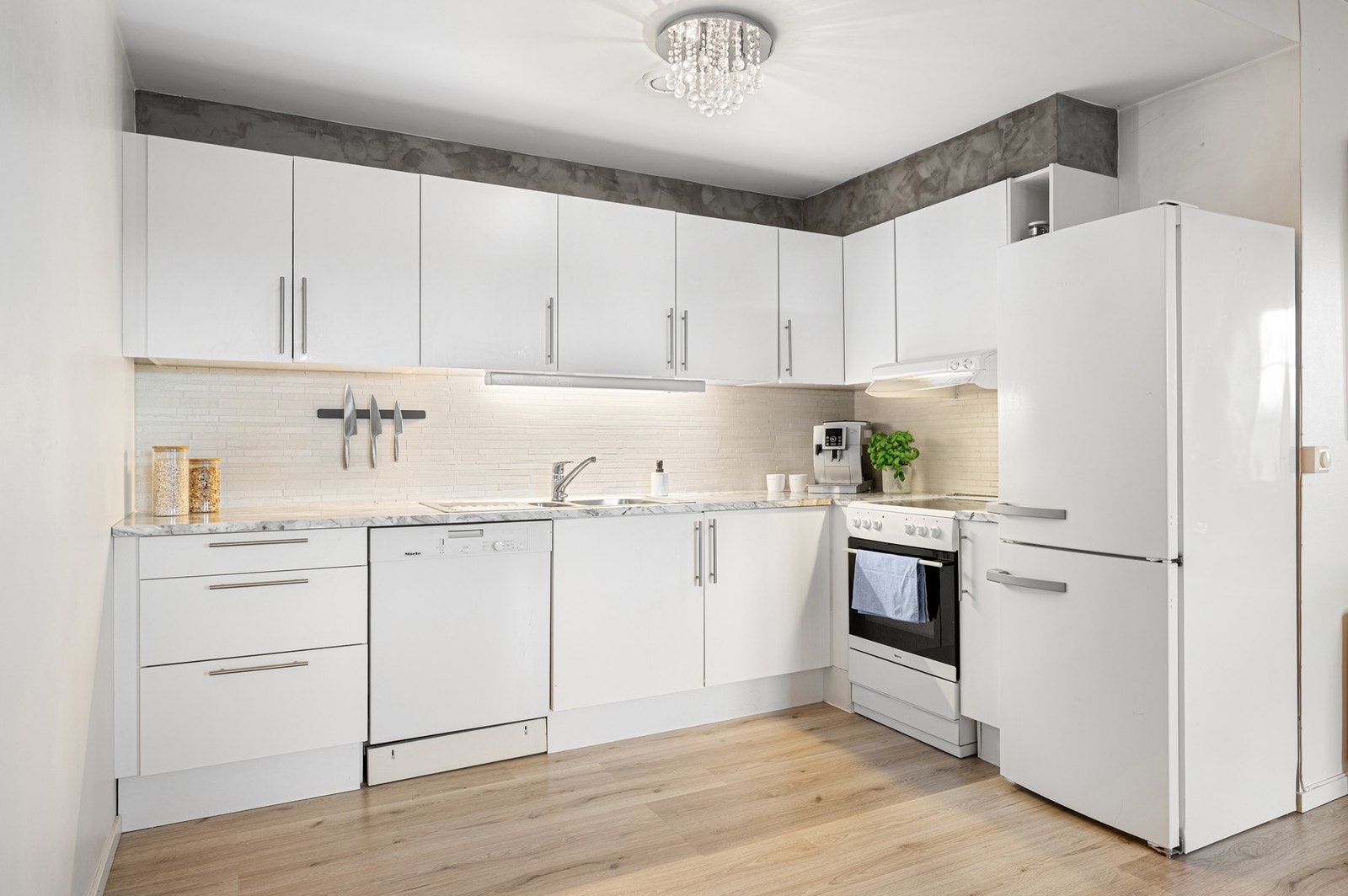 Stilrent og tidløst kjøkken fra 2007. Galleribilde