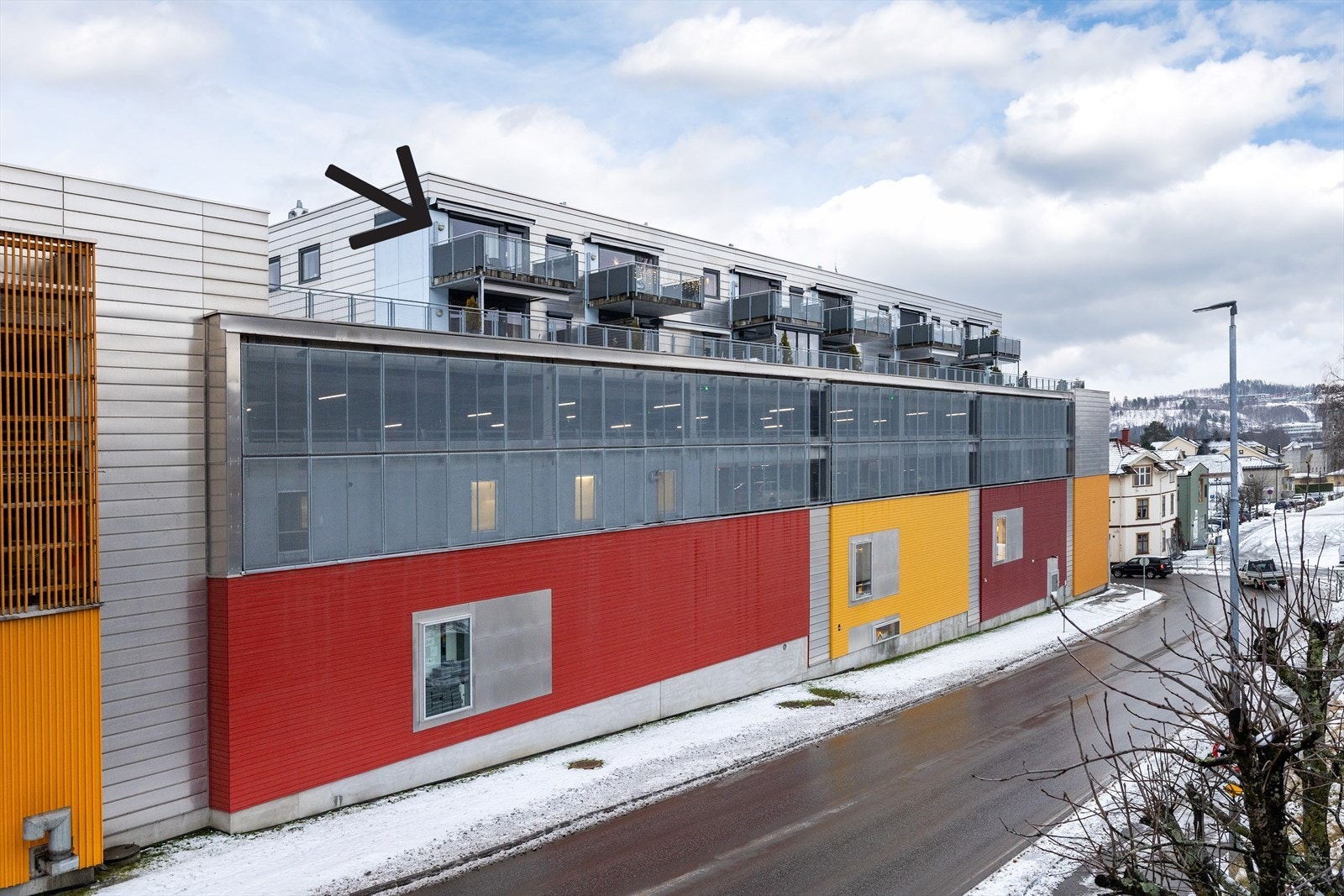 Bygget har en moderne fasade og er en integrert del av Hønefoss sentrum. Galleribilde