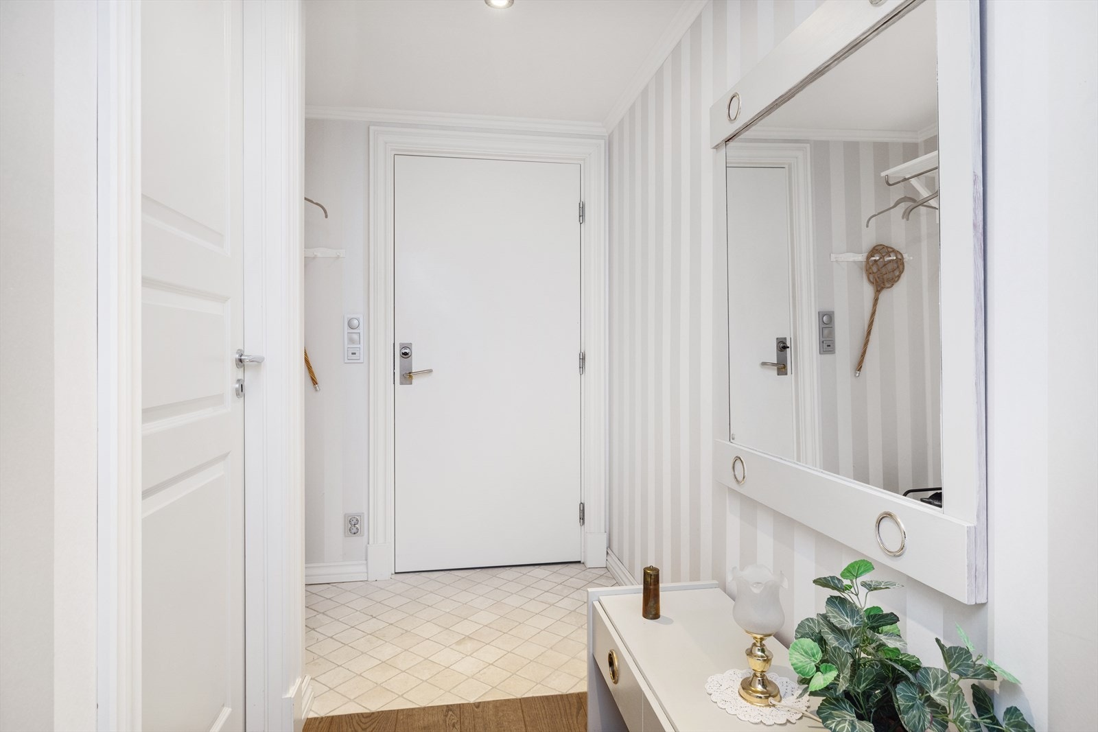 Velkommen inn - Flislagt entré m/gulvvarme. Godt med plass til å henge fra seg yttertøy. Galleribilde