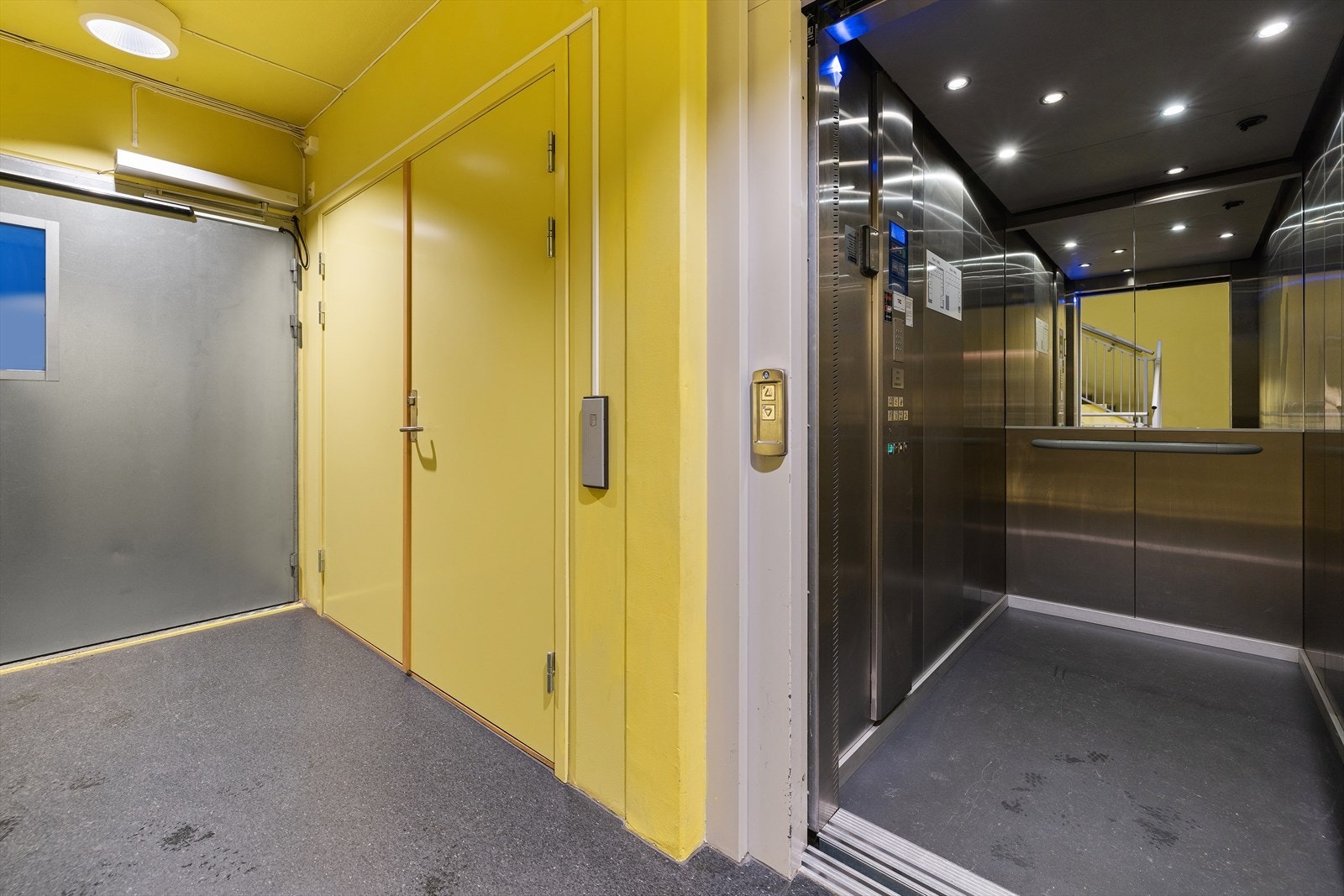 Bygget har heis, som gir enkel og trinnfri adkomst til leiligheten fra både gateplan og garasje. Galleribilde