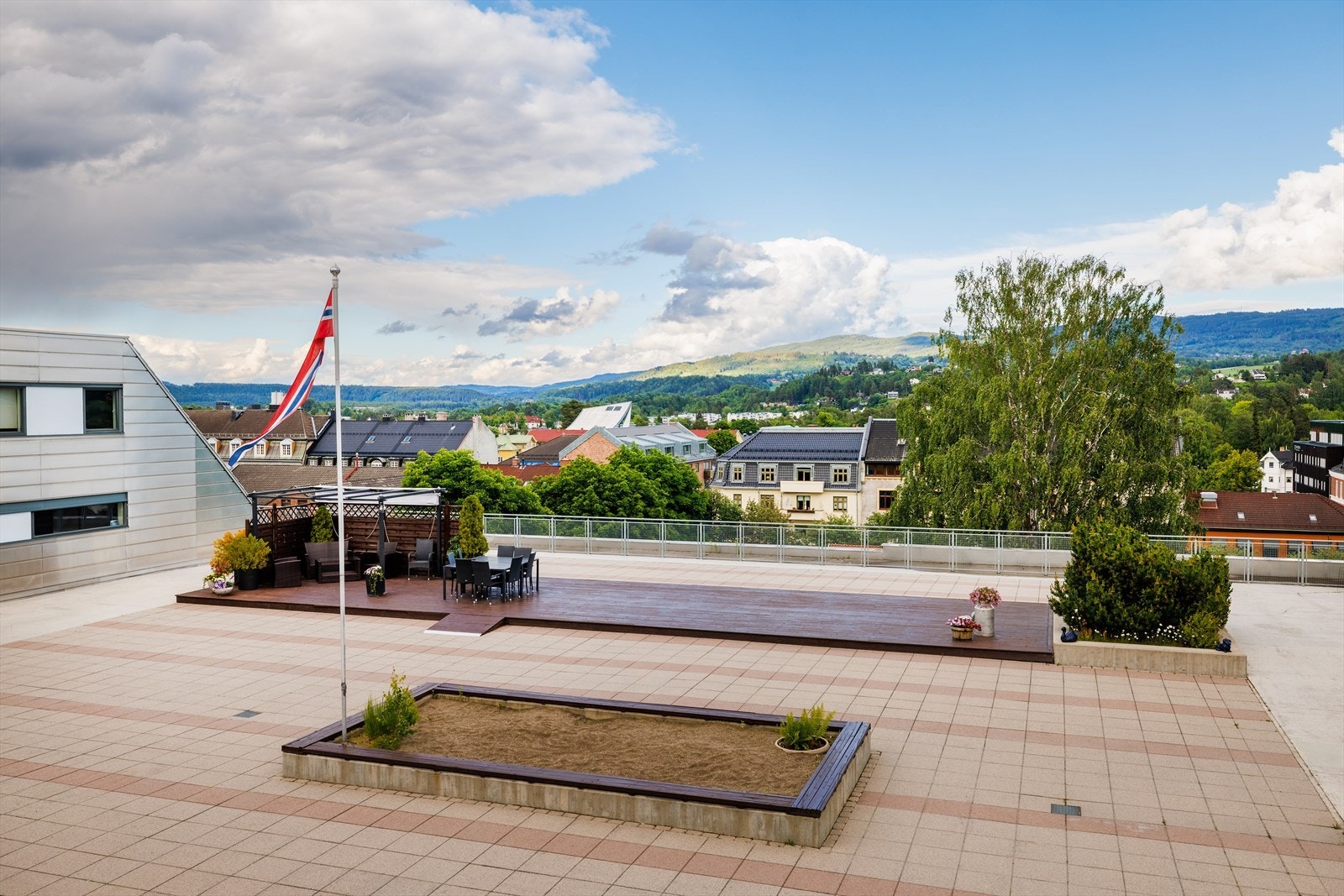 Sommerbilde: Fellesområdene er pent beplantet og har god plass til flere sittegrupper. Galleribilde