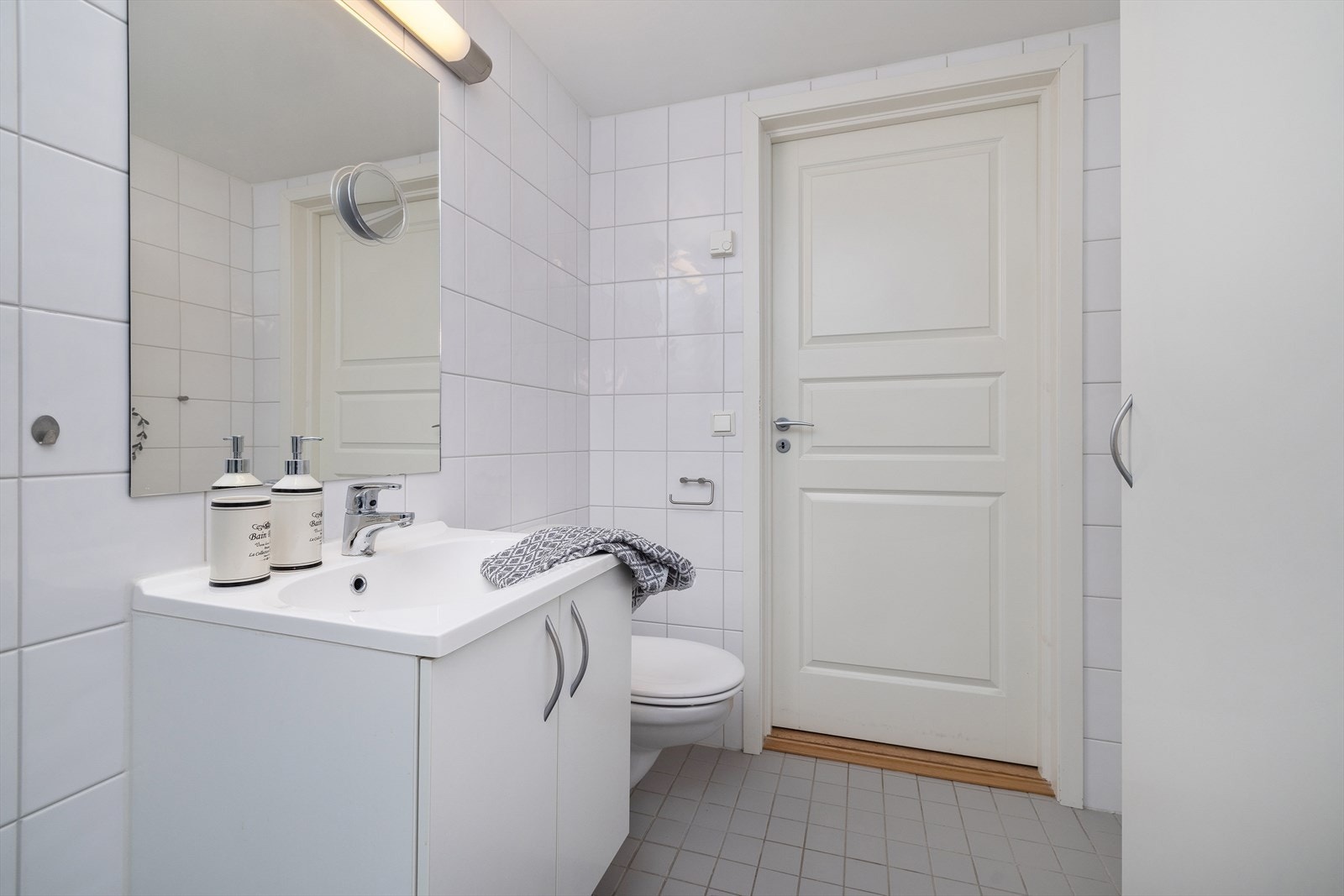 Badet er flislagt, innredet med servantinnredning og vegghengt toalett. Galleribilde