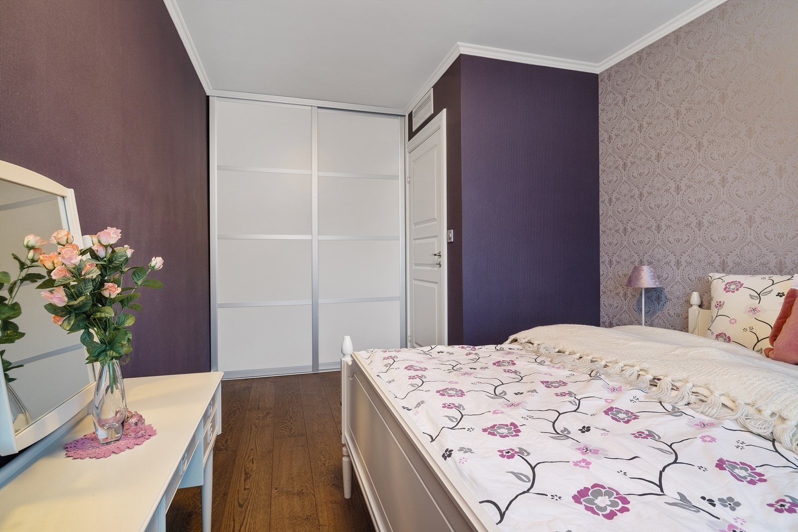 En romslig skyvedørsgarderobe gir rikelig med oppbevaringsplass. Galleribilde