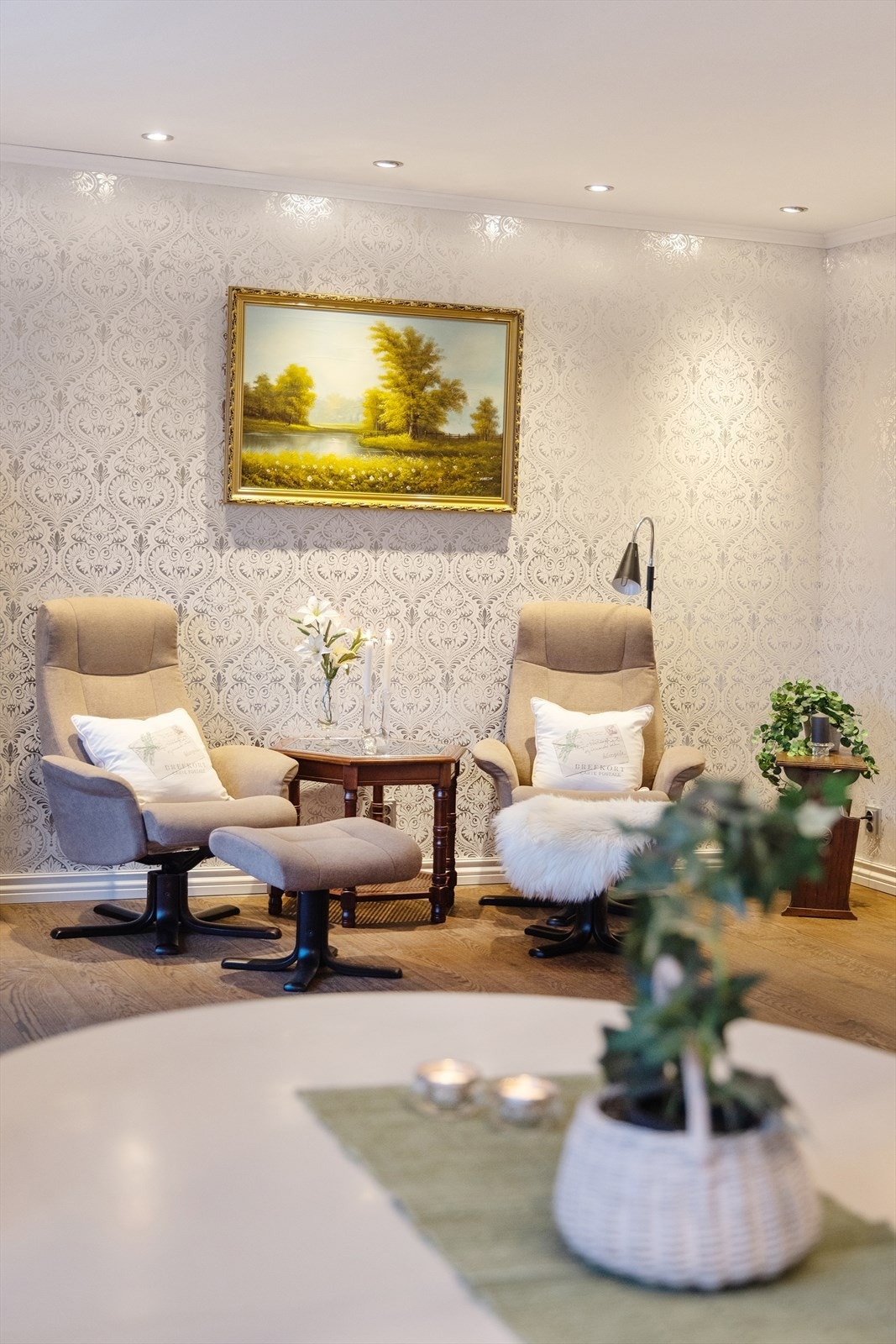 Downlights i taket gir en jevn og behagelig belysning i stuen. Galleribilde