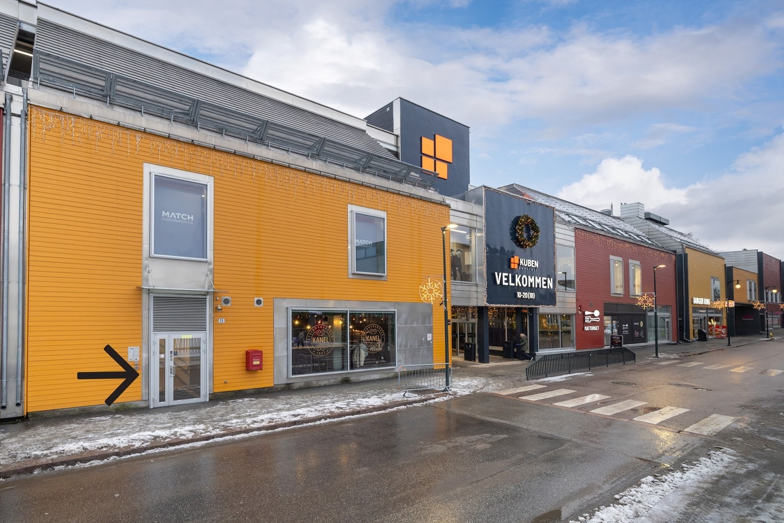 Her bor du midt i Hønefoss sentrum med tilgang til alt byen har å by på. Se pil for inngang på visning. Galleribilde