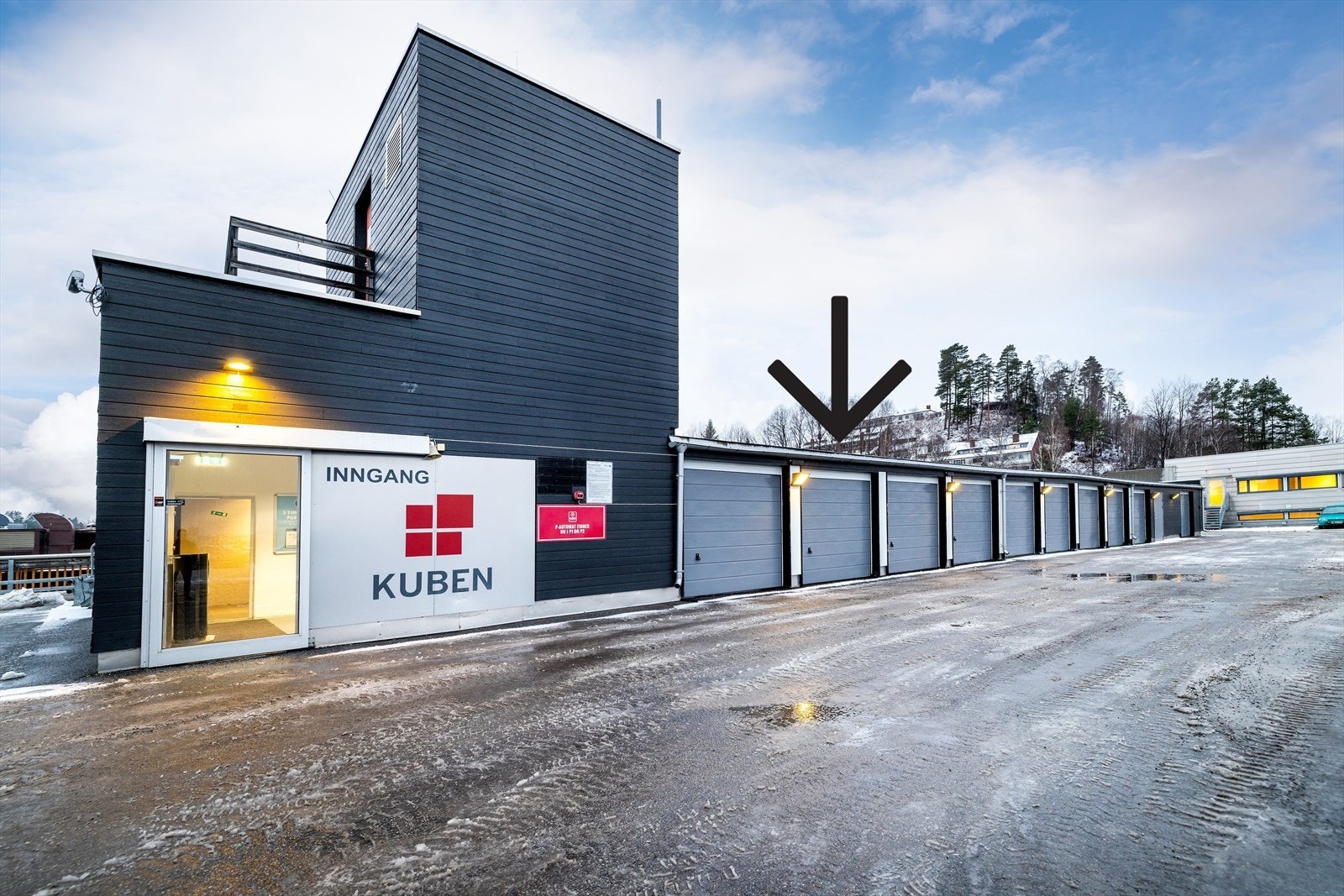 Det medfølger fast parkeringsplass i felles garasjerekke. Galleribilde