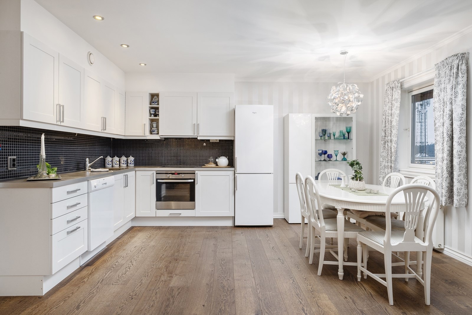 Det er en naturlig plass for spisebord i tilknytning til kjøkkenet. Galleribilde