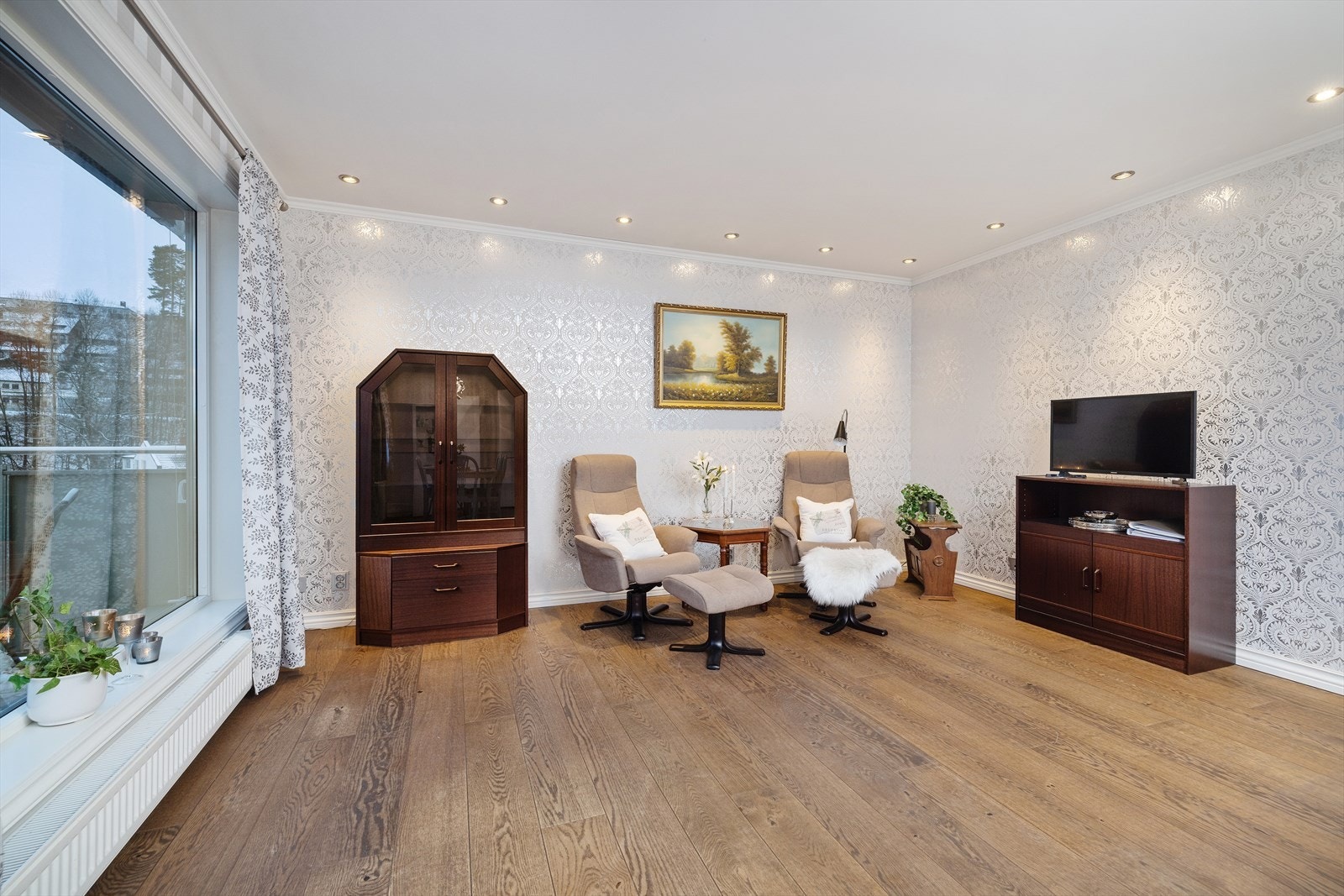 Stuen har god plass til både sofagruppe og øvrig møblement. Galleribilde