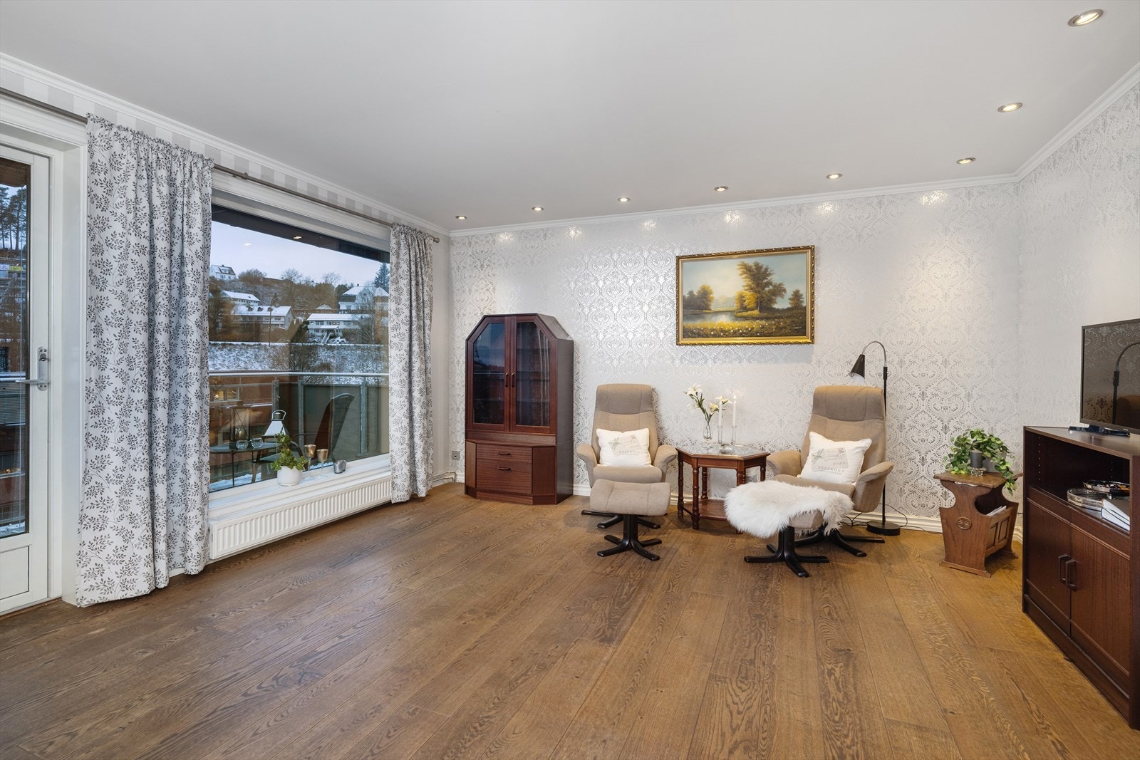 Store vindusflater slipper inn rikelig med dagslys og gir en god romfølelse. Galleribilde