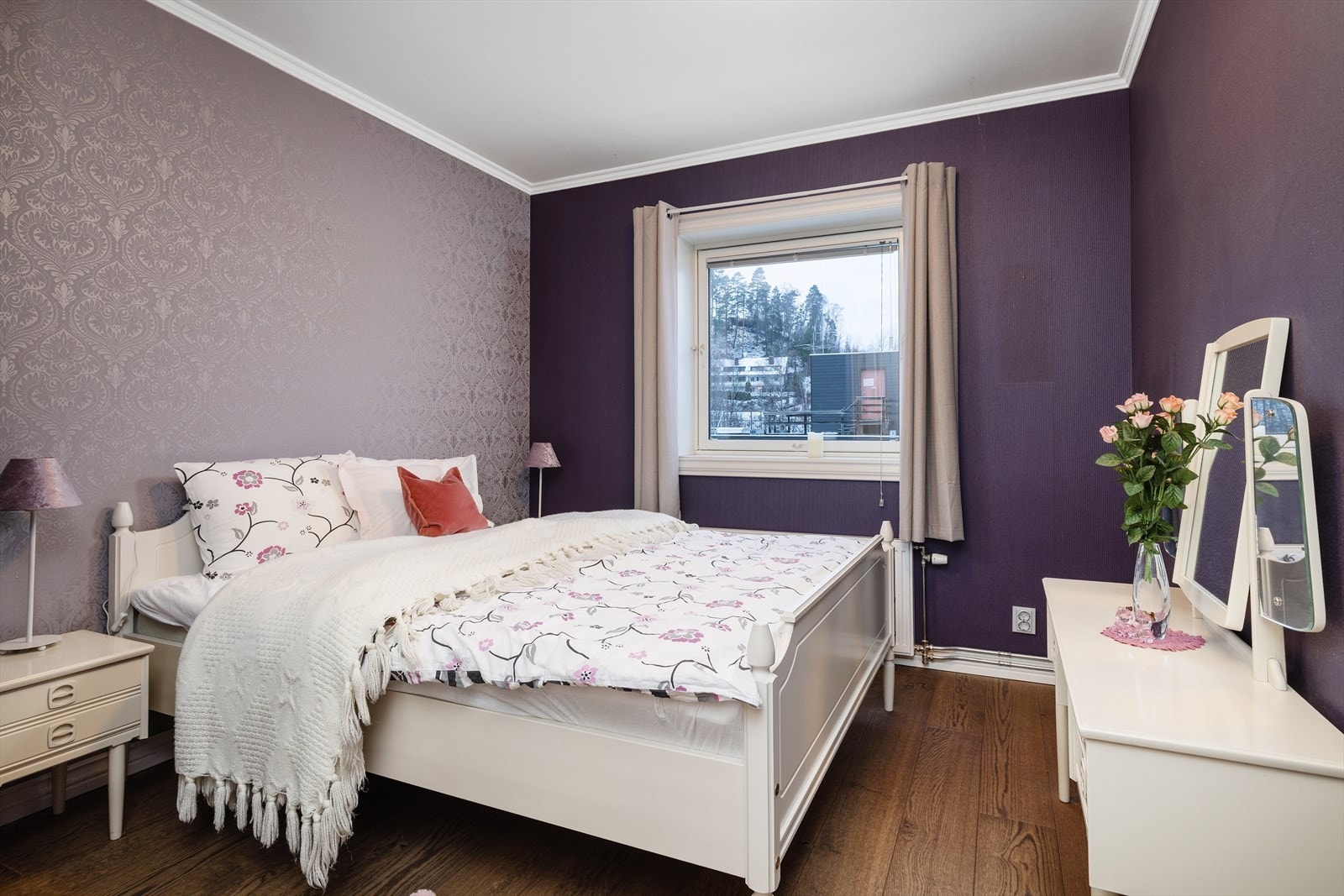Hovedsoverommet har god plass til dobbeltseng og nattbord. Galleribilde
