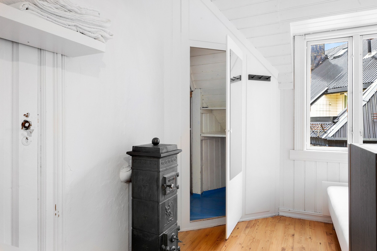 Soverom 2 har tilgang til kott med gode lagringsmuligheter. Galleribilde