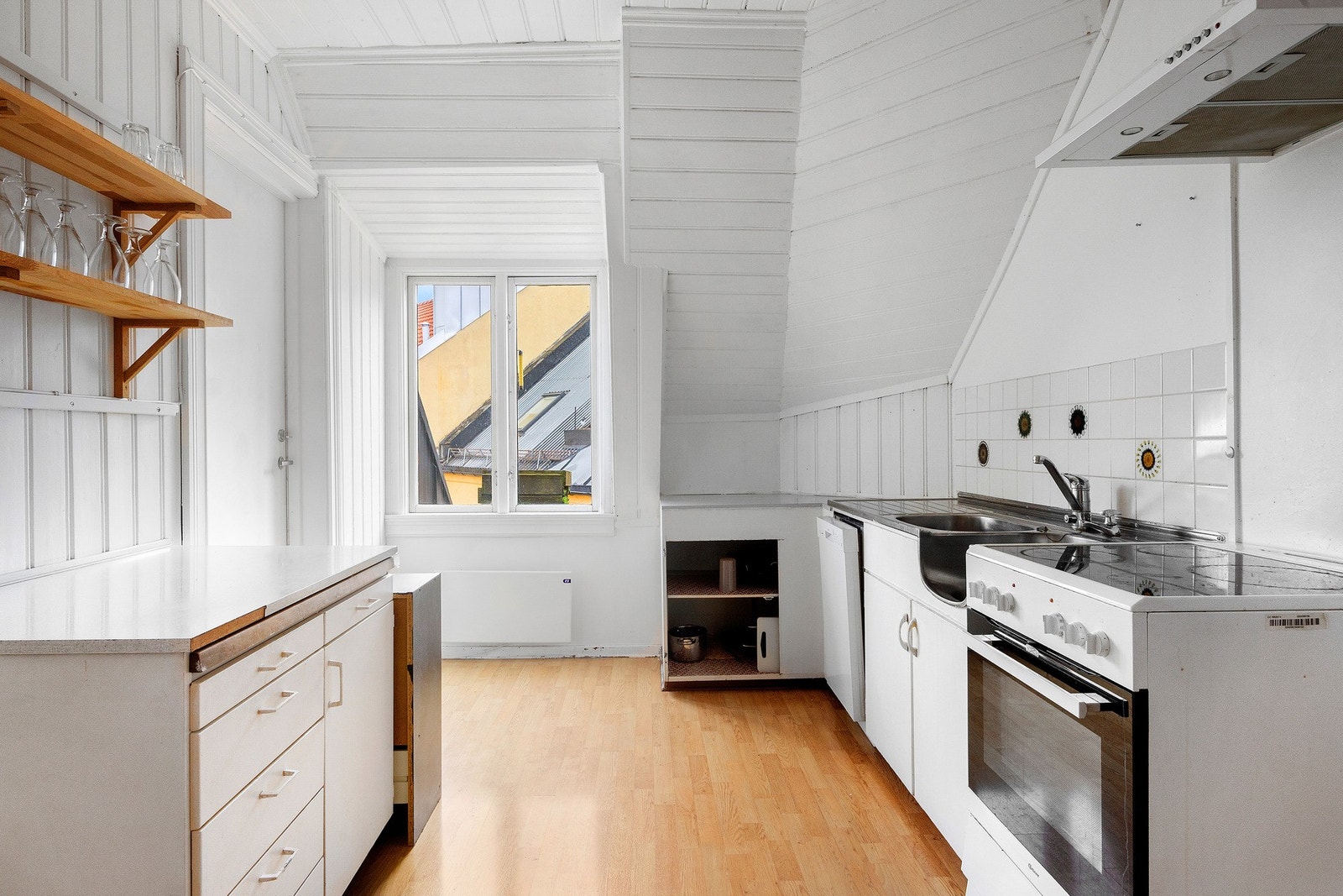 Kjøkken av eldre standard. Galleribilde