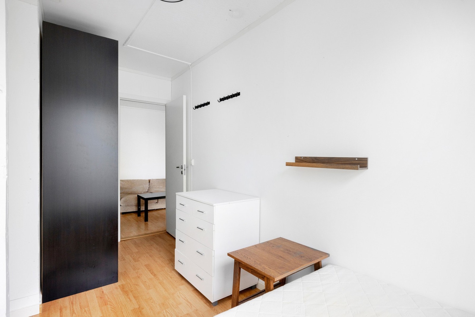 Her er det plass til dobbeltseng, nattbord og garderobeskap Galleribilde