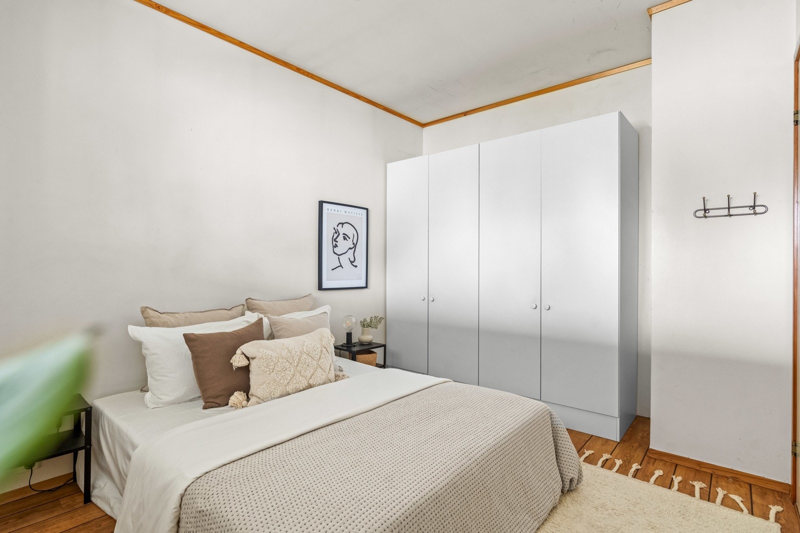 Hovedsoverom med garderobeskap på en vegg Galleribilde