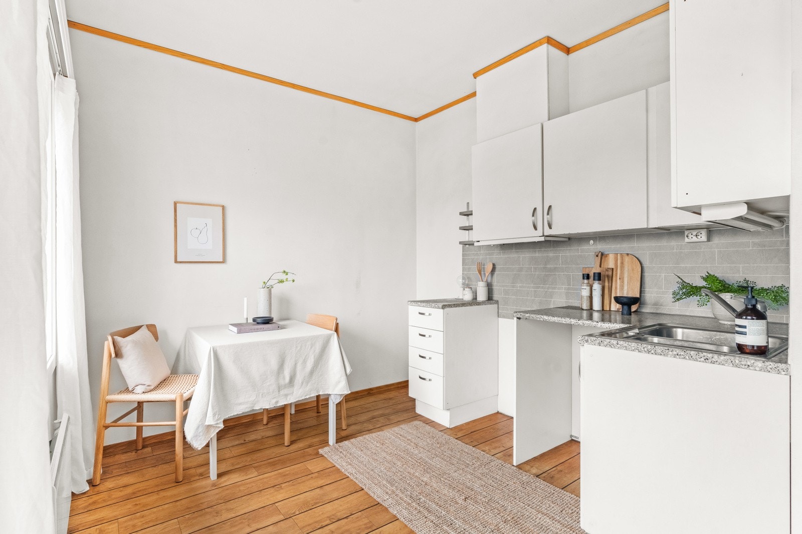 Kjøkkenkrok med plass til hvitevarer og spisebord Galleribilde