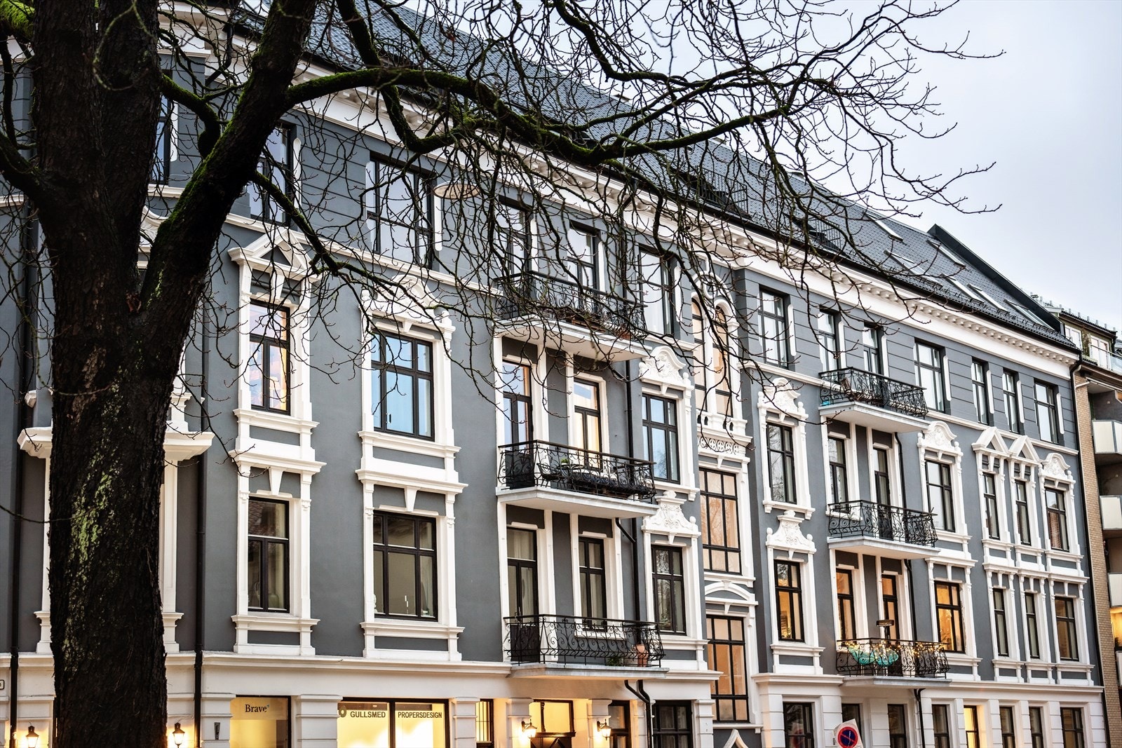 Leiligheten ligger i en klassisk bygård, gården ble oppgradert i 2017. Galleribilde