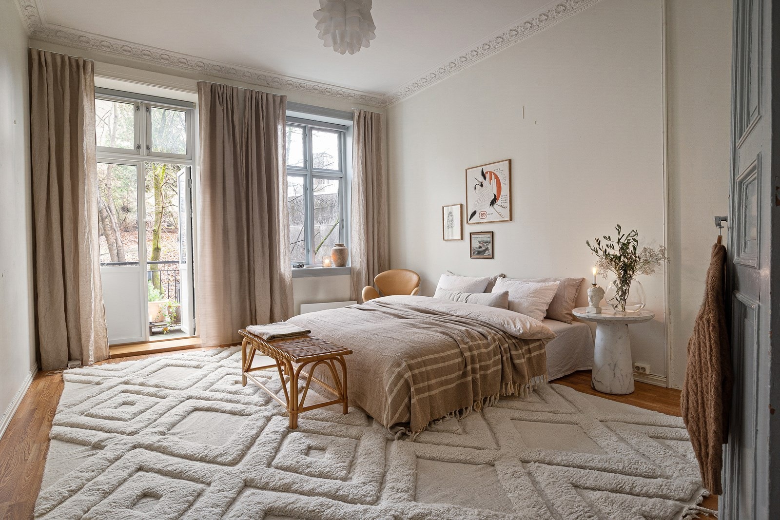 Hovedsoverommet er av god størrelse og vender inn mot bakgård. Her er det god plass til dobbeltseng med nattbord på hver side, samt etablering av garderobeskap. Galleribilde