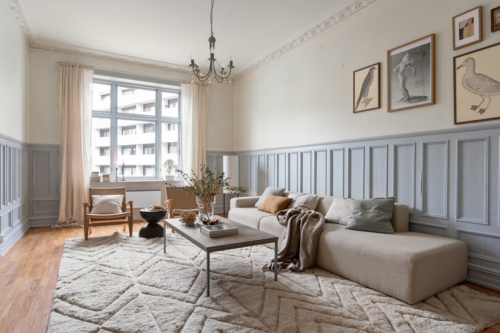 Romslig stue med god plass til sittegruppe og annet møblement. Galleribilde