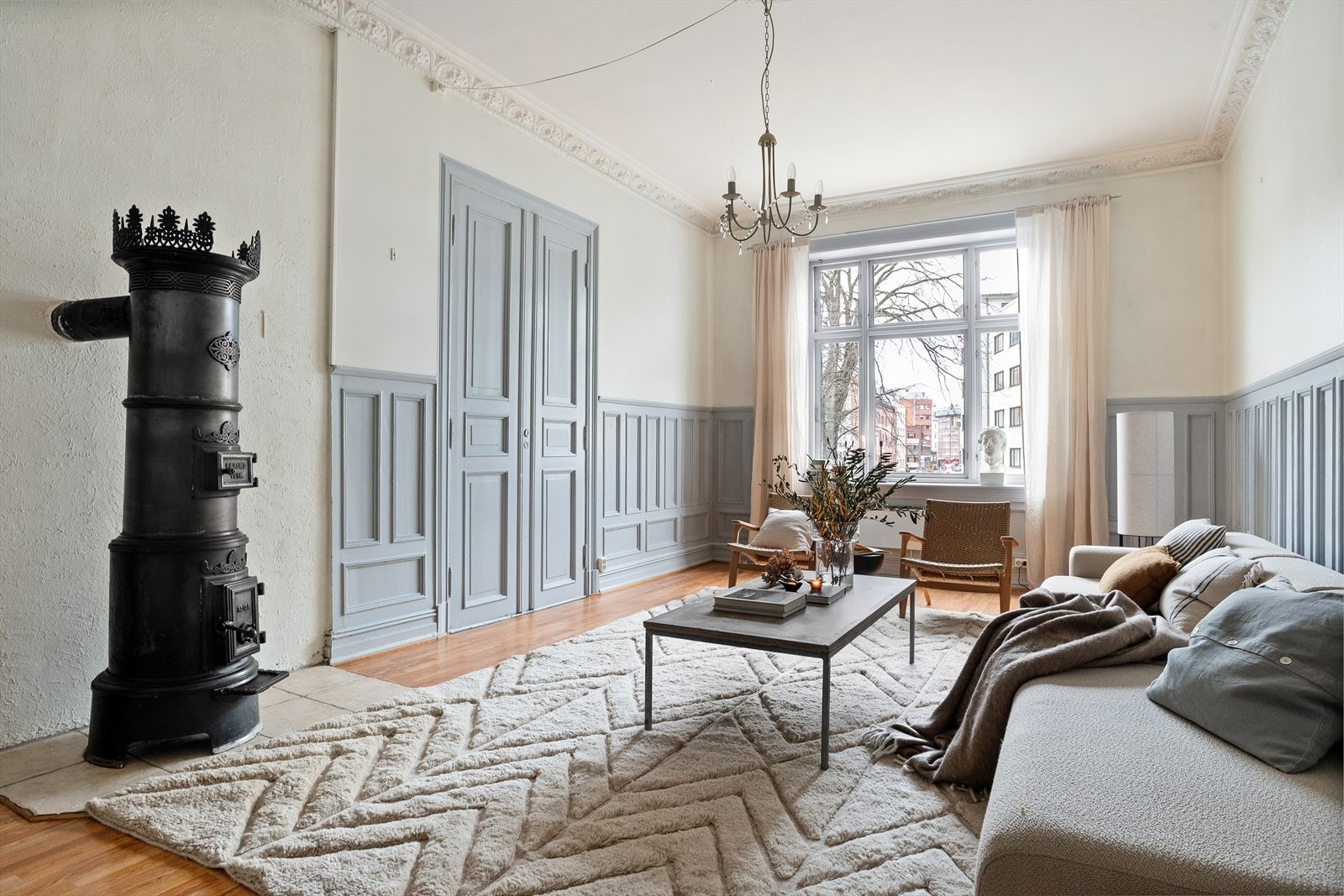 Leiligheten er gjennomgående og har store vindusflater som skaper mye naturlig lysinnslipp i alle oppholdsrom. Galleribilde