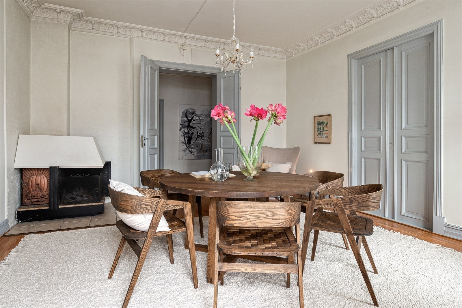 Det er etablert ildsted både i stuen og i spisestuen, disse er ikke undersøkt og det er uvisst om de fungerer tilfredsstillende. Galleribilde