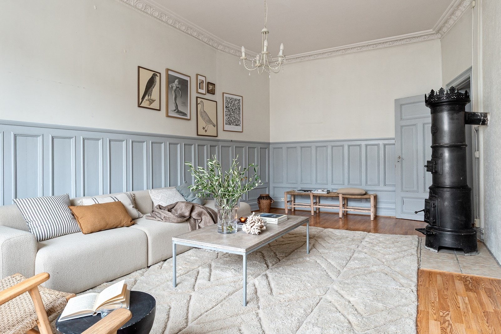 Her er det klassiske detaljer som stukkatur, rosett, brystninger på vegger og doble fløydører. Galleribilde