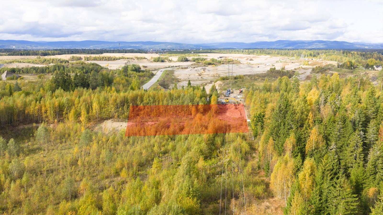 Tomten som selges er markert opp på bildet. (markeringen er kun en ca. avgrensing). Galleribilde