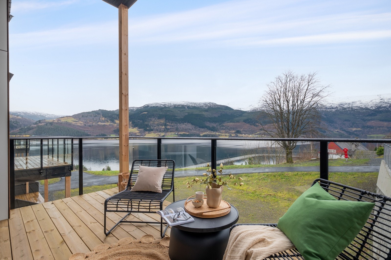 Fra stuen har en utgang til en flott terrasse med fin ettermiddagsol og utsikt. Galleribilde