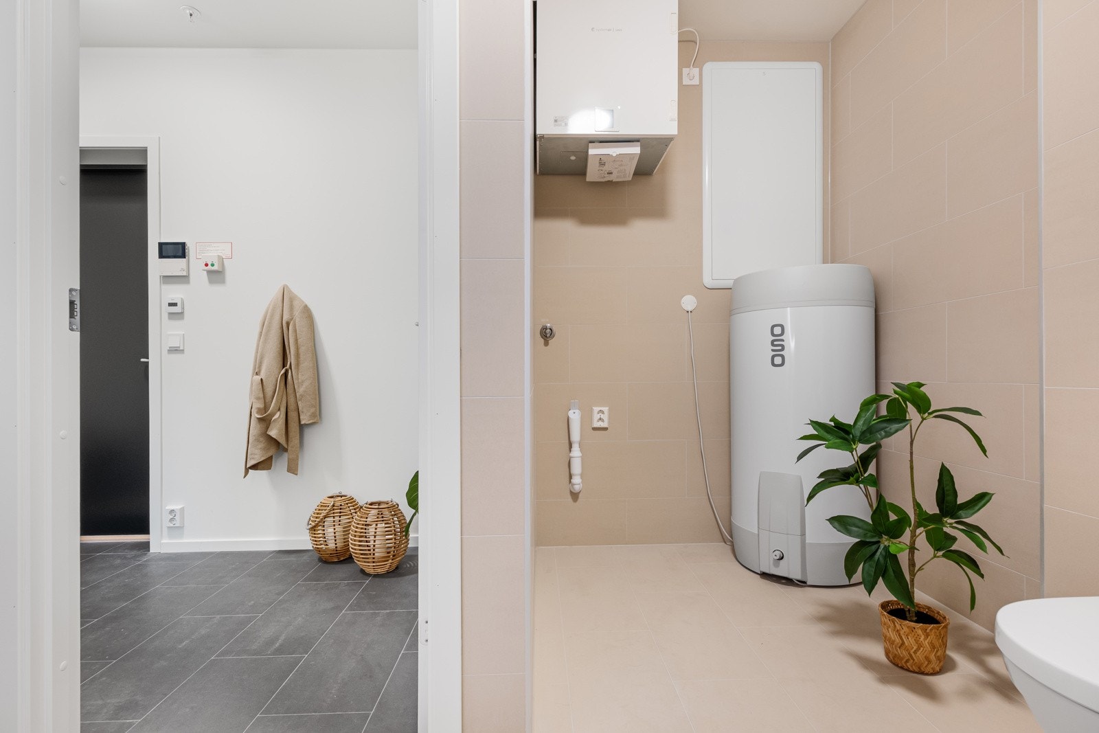 Det er plass og opplegg for vaskemaskin og tørketrommel. Galleribilde