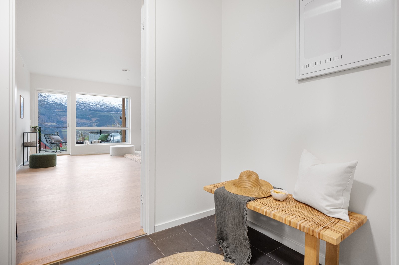 Innenfor døren til leiligheten er en entre med plass til garderobeløsning, her er fliser og varme på gulv. Galleribilde