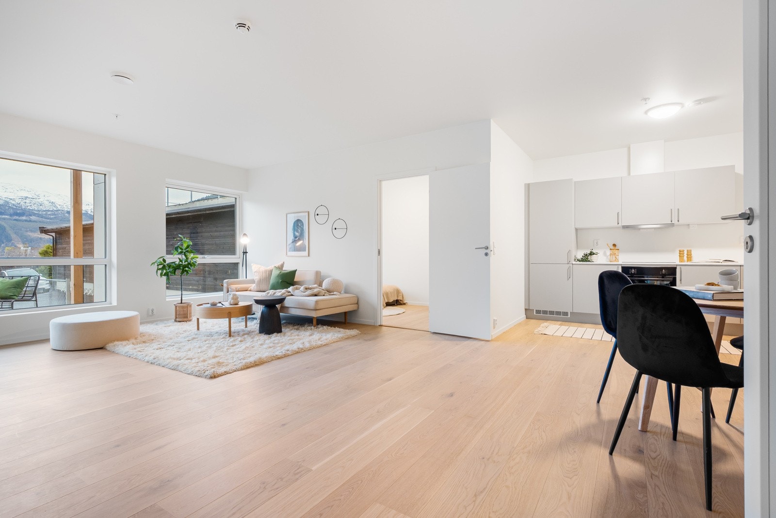 Videre kommer en inn i en hyggelig stue med åpen løsning mot kjøkkenet. Galleribilde