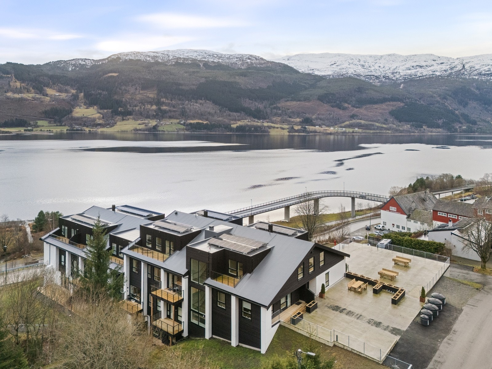 Området er rolig og etablert og består i hovedsak av eneboliger, flermannsboliger og noe landbruk. Galleribilde