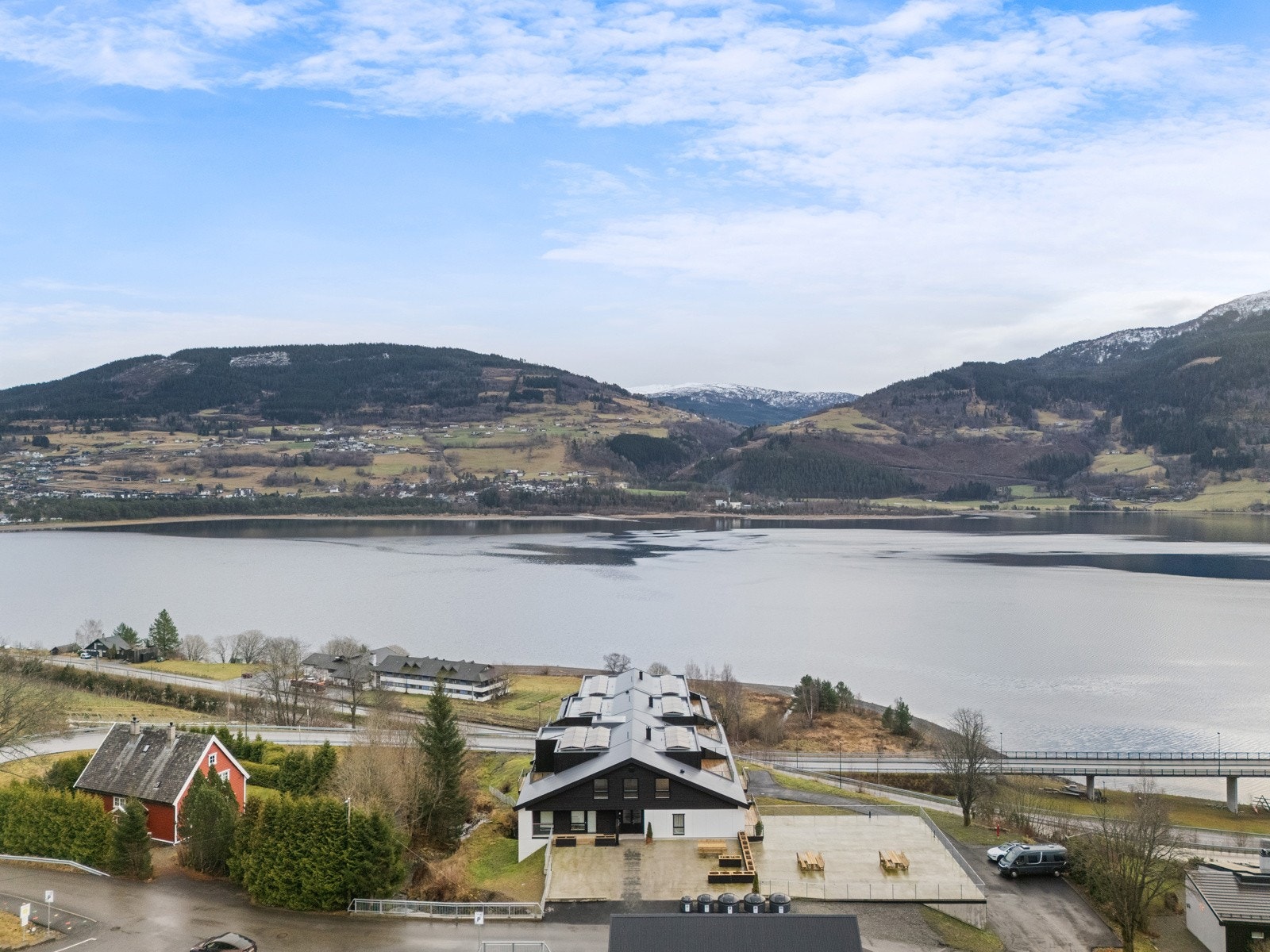 Bygget ligger fint til i det som tidligere var Voss Husflidskule med barnevennlig og solrik beliggenhet på Finne/Seim. Galleribilde