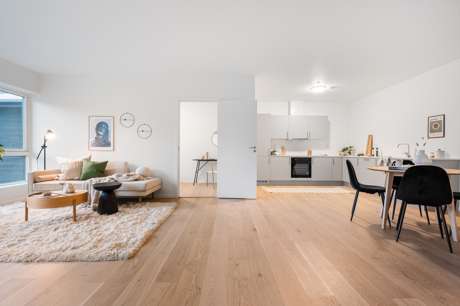 Her er god plass til å møblere med sittegruppe og mediebenk, samt et spisebord mot kjøkkenet. Galleribilde