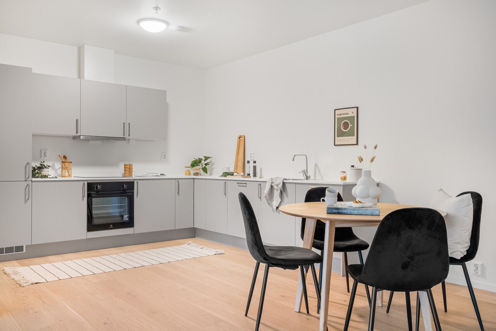 Kjøkkenet er levert av Aubo og har rikelig med skap- og benkeplass. Galleribilde