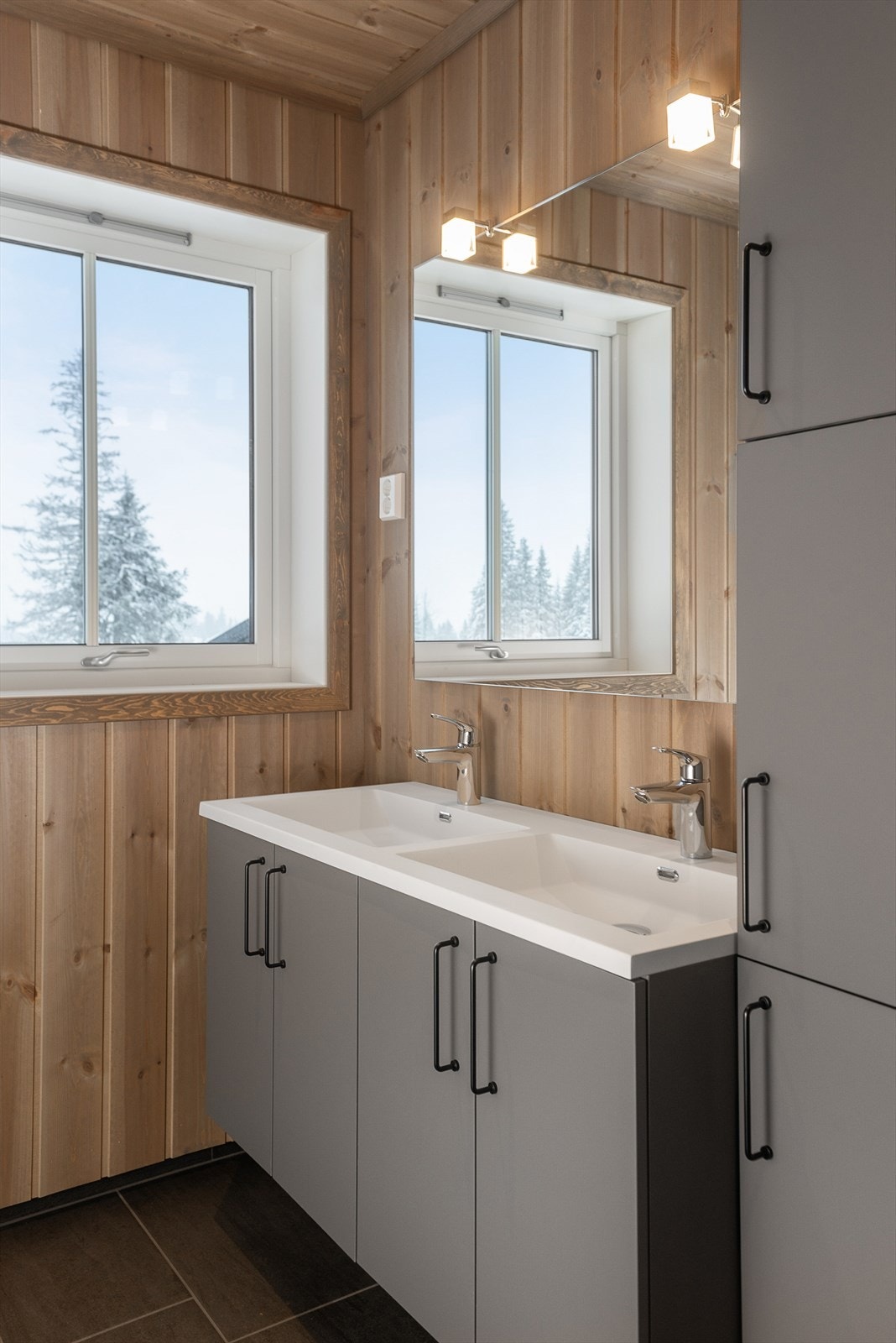 Rikelig med oppbevaringsplass på badet med skap i servantinnredningen samt ekstra høyskap i tillegg. Galleribilde