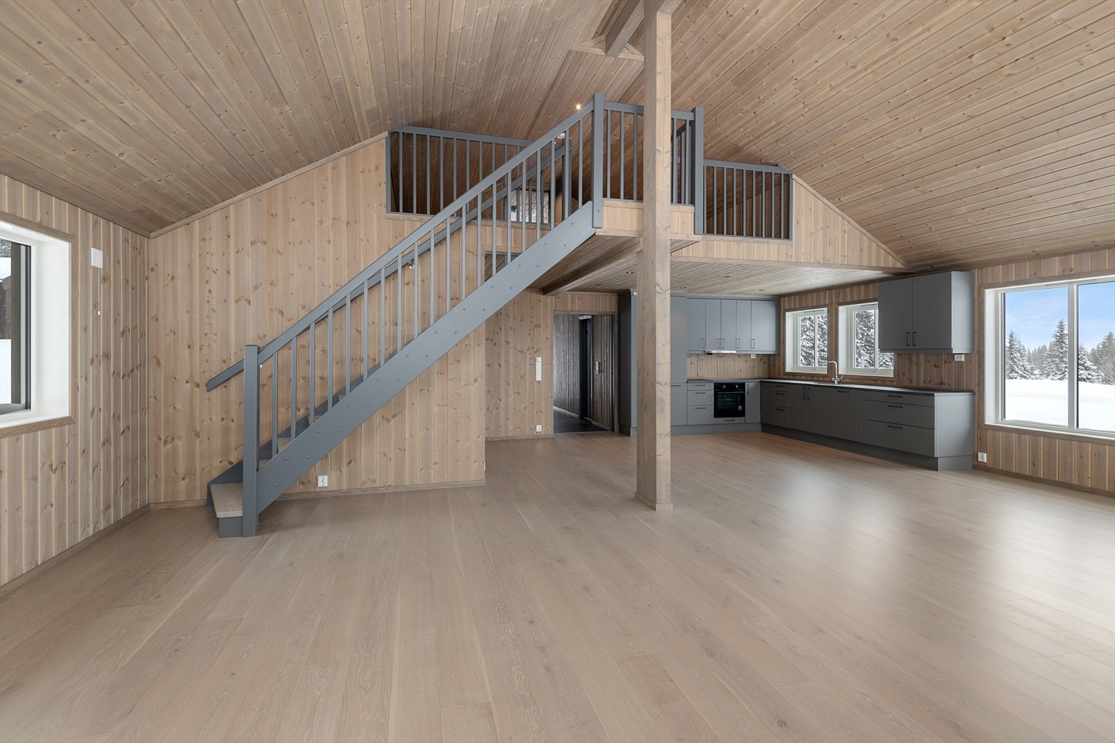 Det går trapp opp til en brukervennlig hems fra stua. Galleribilde