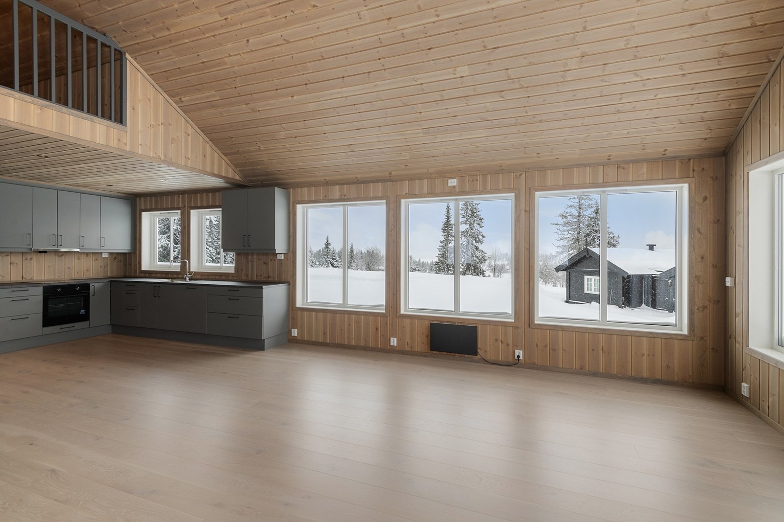 Det er en åpen løsning mellom kjøkken og stuedelen i hytta. Galleribilde