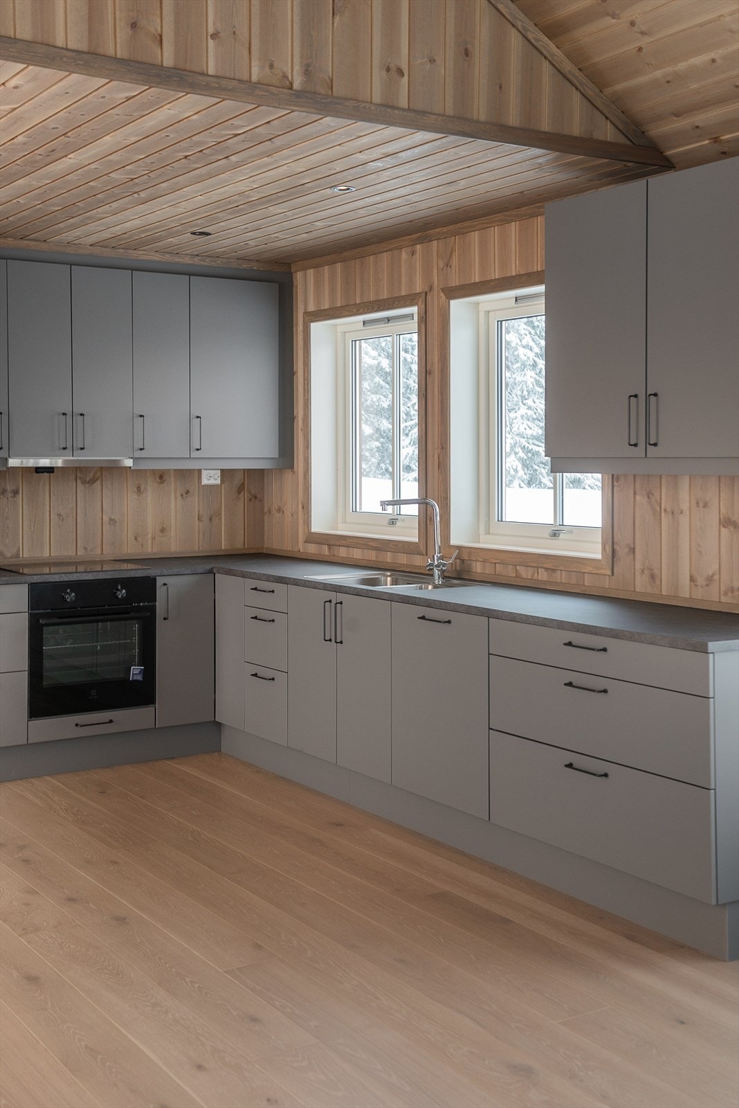 Det kommer fint lys inn over kjøkkenbenken gjennom to vinduer. Galleribilde