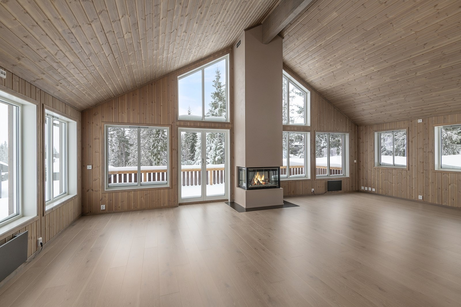 Hytta har en meget god og funksjonell planløsning. Oppholdsrommet er stort, sosialt og luftig. Raus takhøyde og store vindusflater gir den ekstra gode romfølelsen. Galleribilde