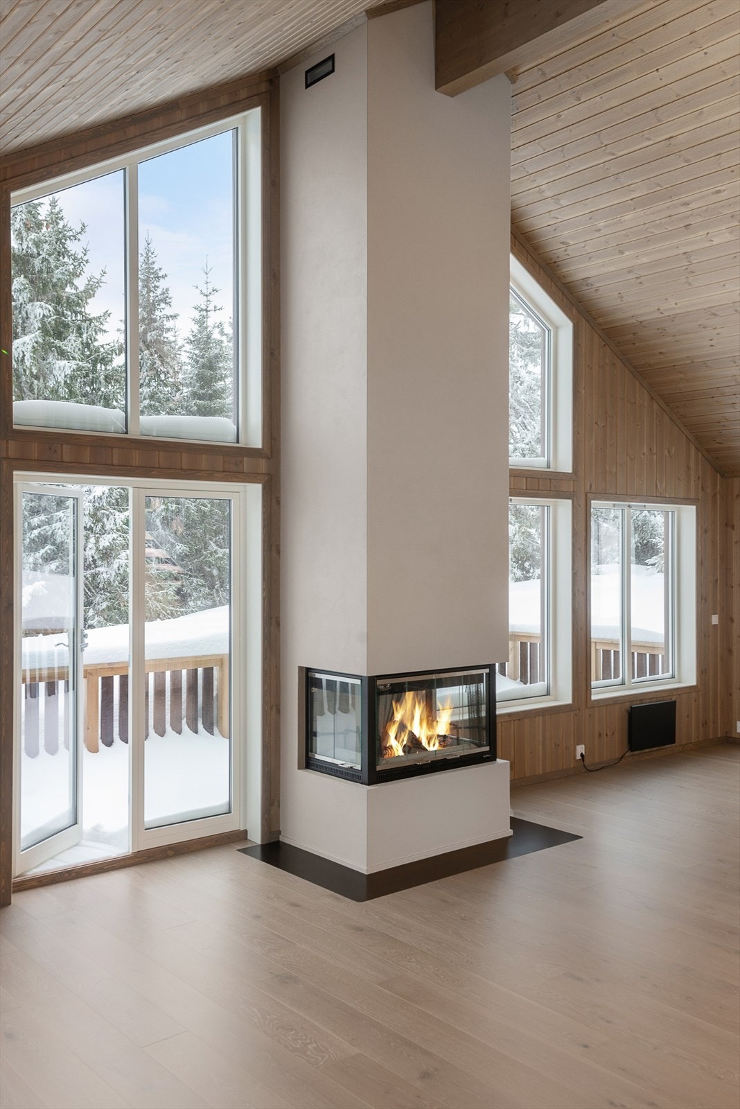 Fin plassering av peisen i rommet. Godt synlig fra hele stua og oppholdsrommet, som har meget gode møbleringsmuligheter. Galleribilde