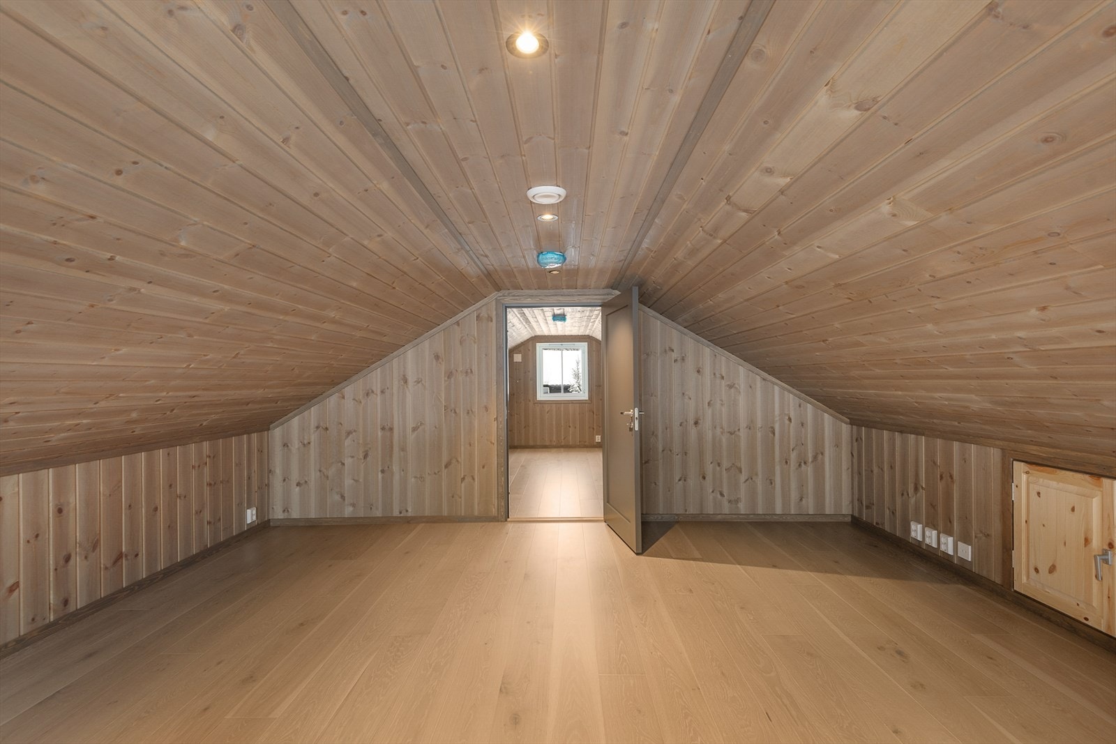 Hemsen i hytta er romslig og brukervennlig. den er delt inn i 2 avdelinger hvorav det er dør i mellom. Galleribilde