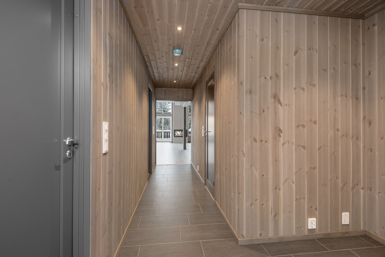 Det er plass til å henge fra seg yttertøy og utstyr i gangen. Galleribilde