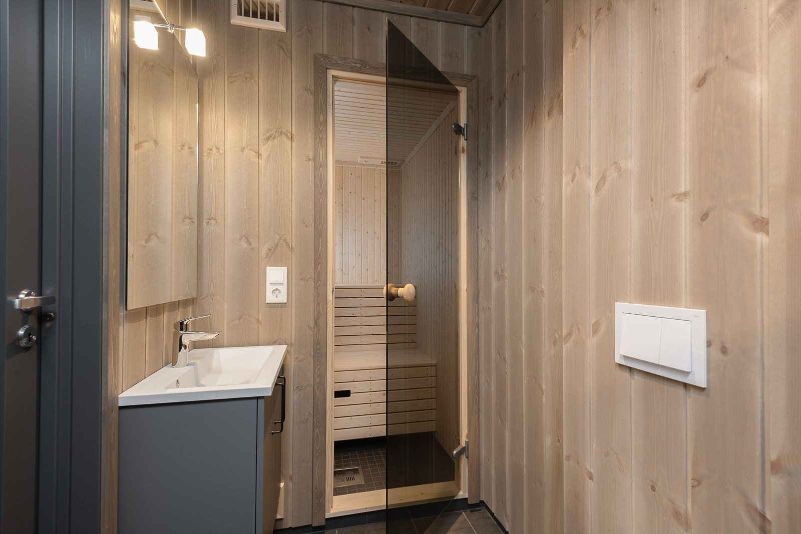 Det andre badet har direkte adkomst til badstue. Galleribilde