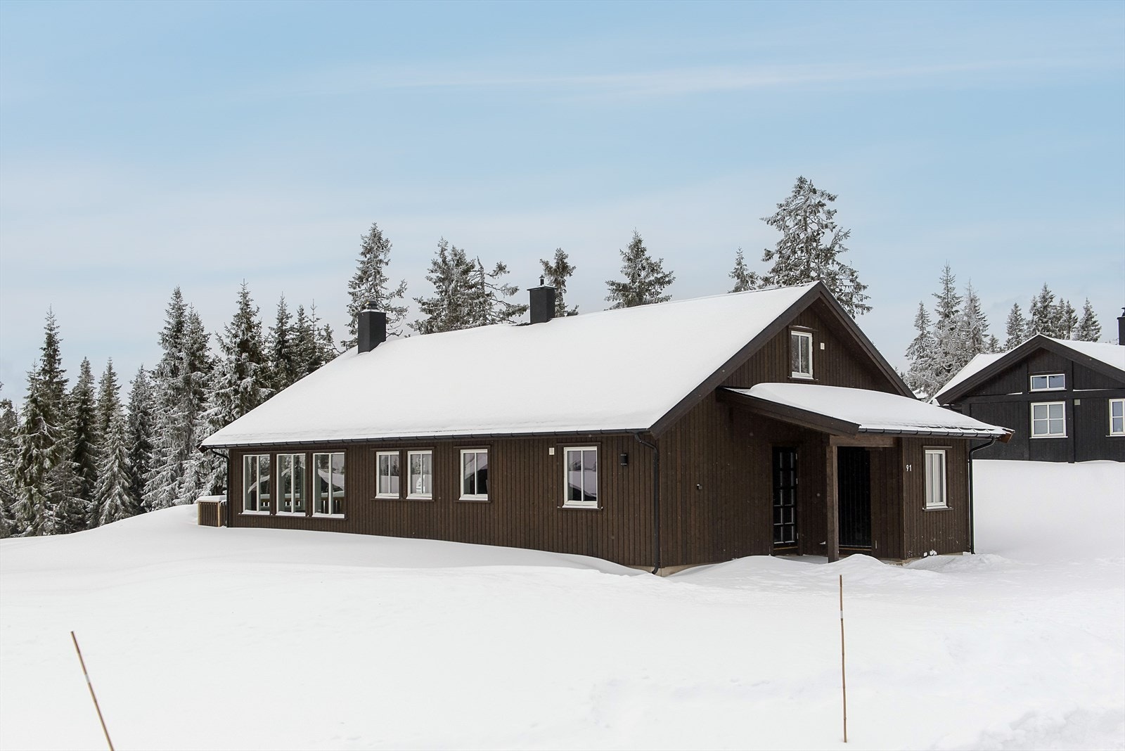 Enkelt overbygg over inngangspartiet. Inngang til sportsbod vis a vis. Galleribilde