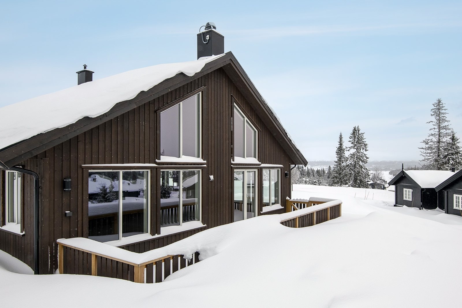 Utenfor stua er det en åpen terrasse der det er fint å slappe av i solveggen. Galleribilde