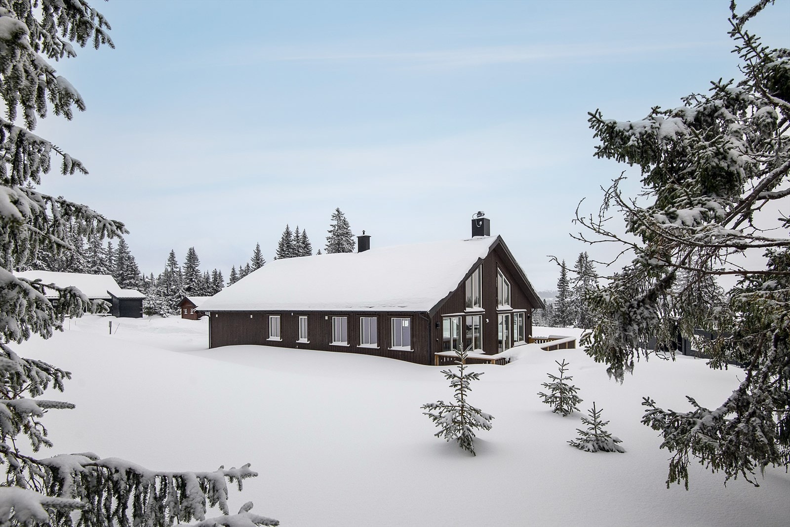 Eiendommen ligger som en del av et hytteområde som ble bygget ut rundt 2007, Sjusjøparken. Fin intern plassering. Galleribilde