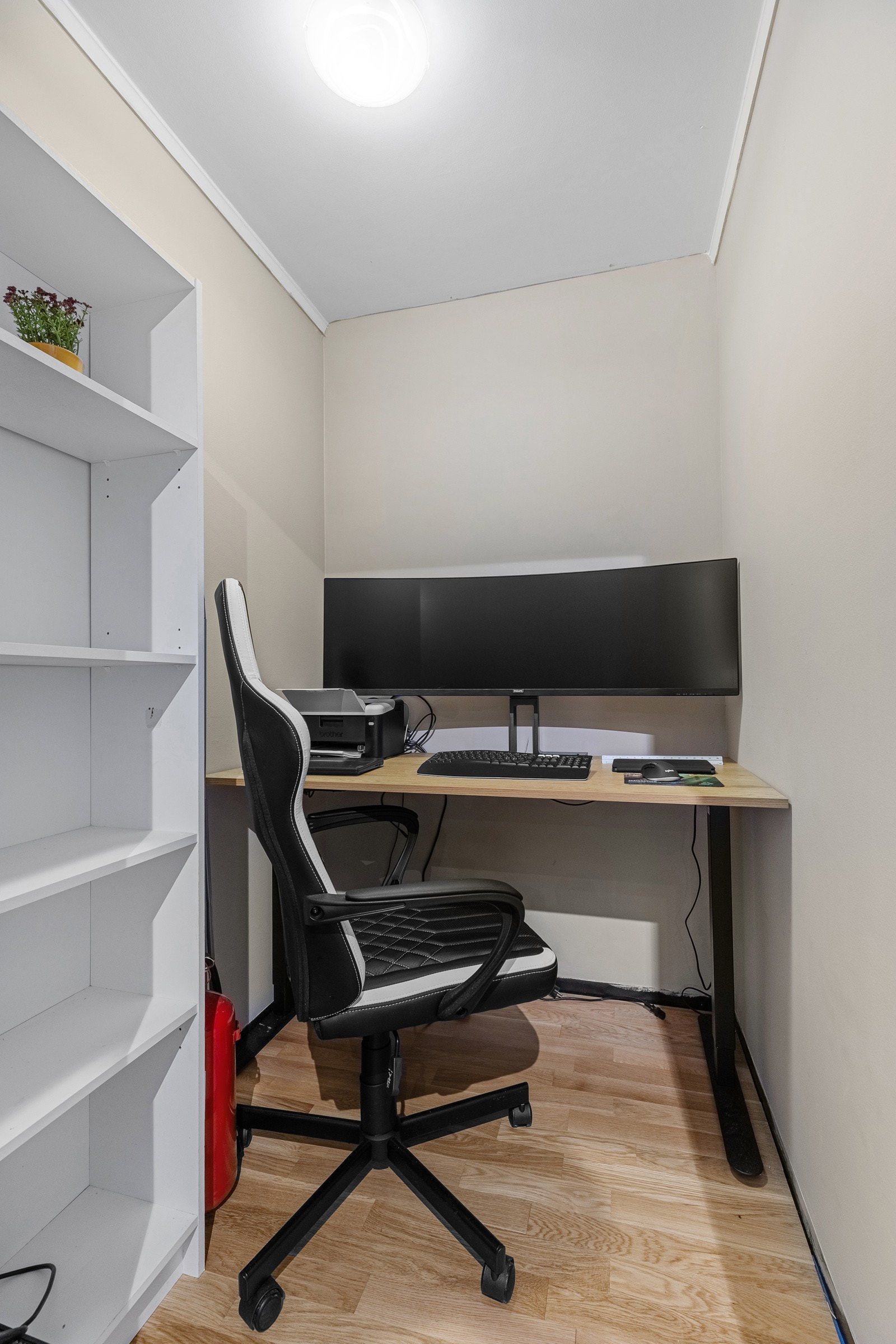 Praktisk innvendig bod, i dag brukt som kontor. Galleribilde