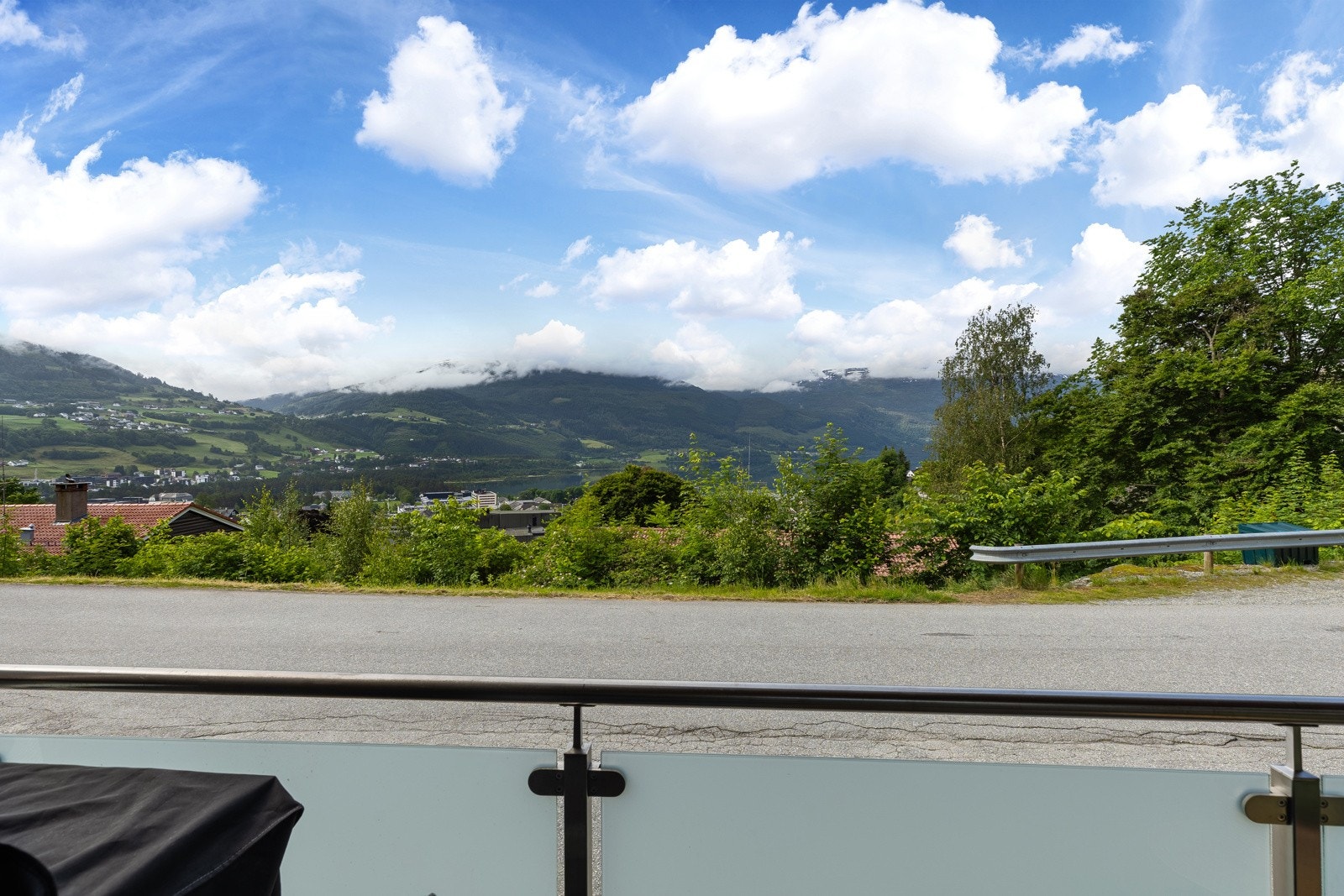 Flott utsikt og gode solforhold fra balkongen . Galleribilde