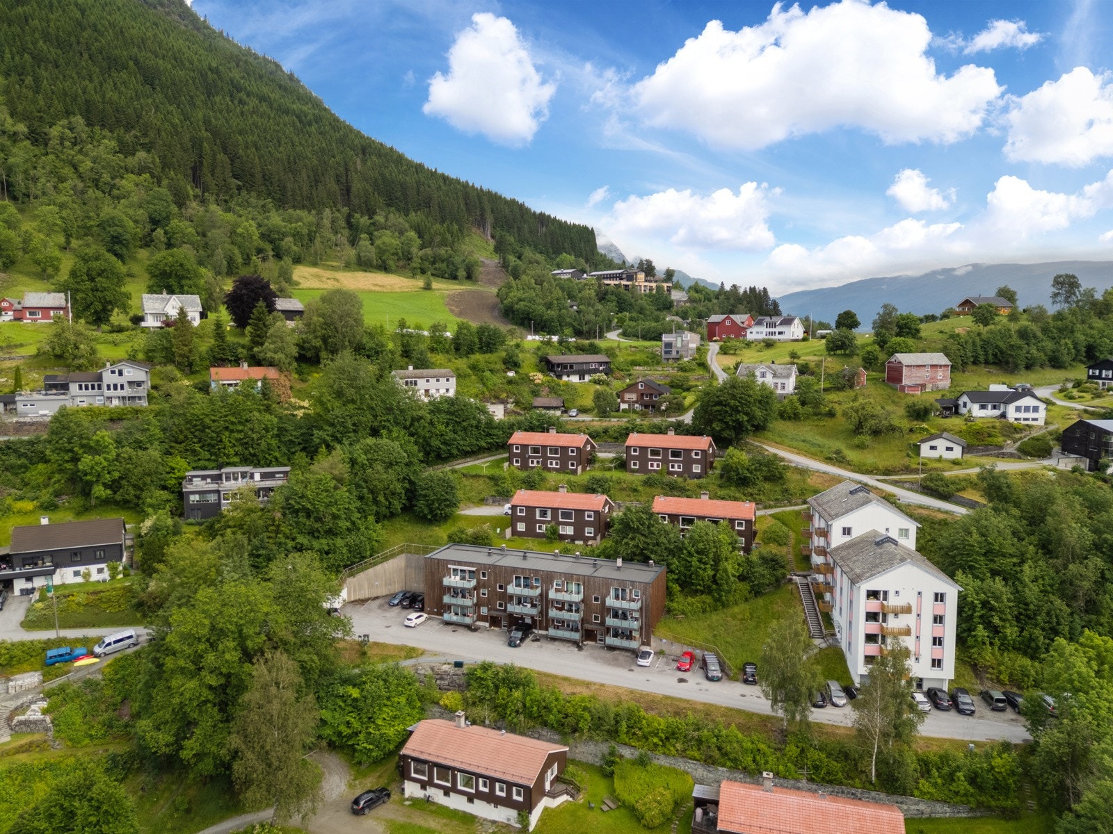 Leiligheten har egen merket biloppstillingsplass. Galleribilde